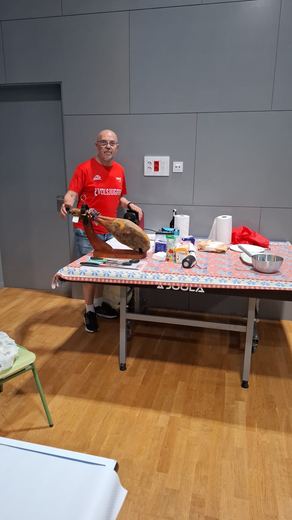 El pernil ibèric, a punt per tallar a mà durant el torneig